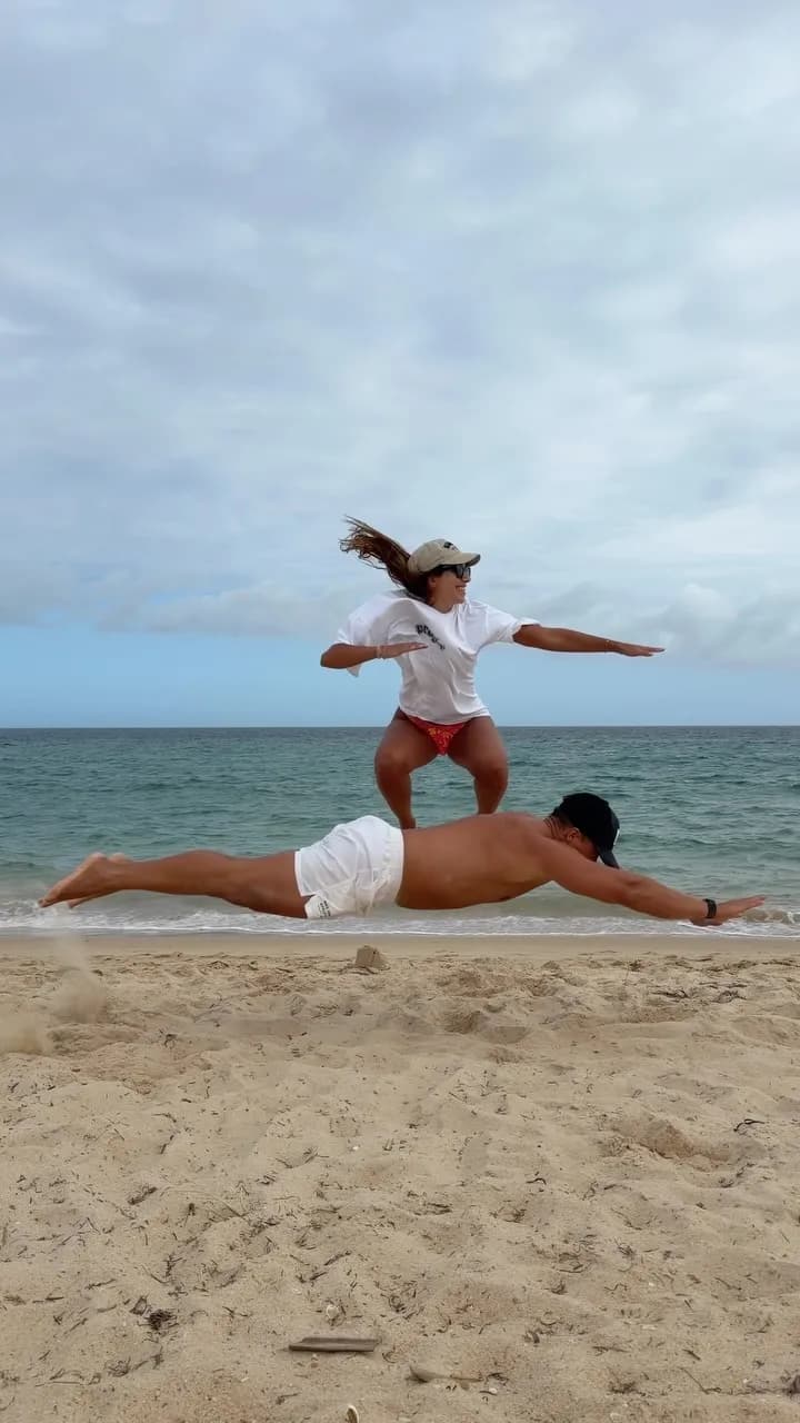 Flávia Nogueira a saltar na praia, num exercício de equilíbrio a dois
